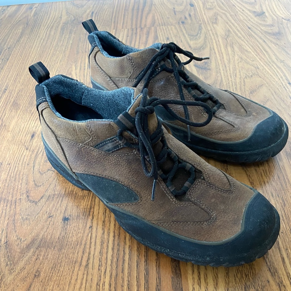 Men’s size 9 Clarks Muckers